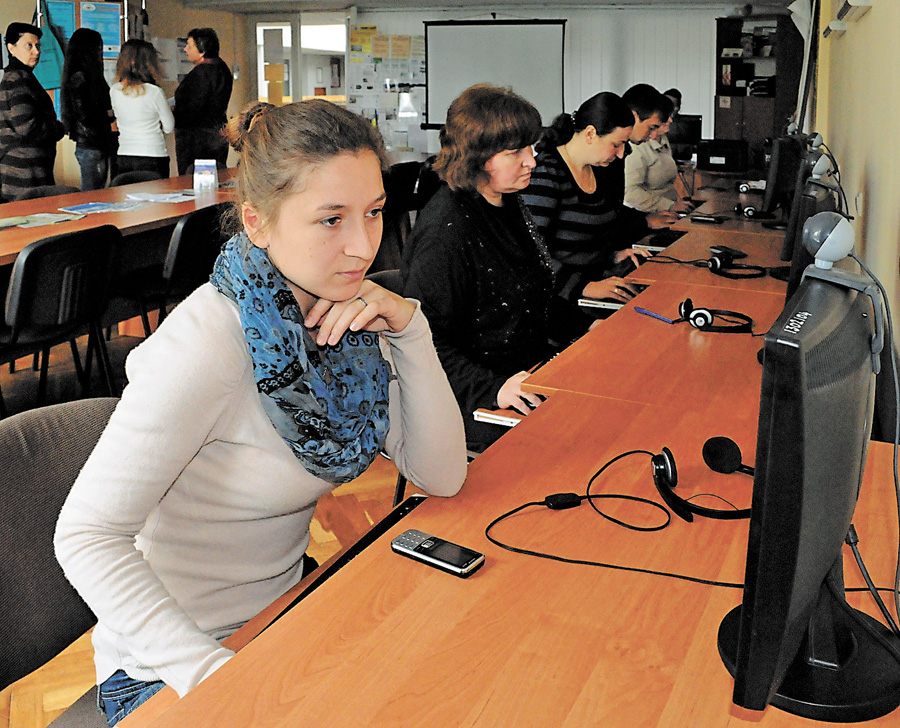 У тренінговому центрі бібліотекарі мають змогу засвоїти навички користування комп’ютерною технікою, шукаючи інформацію. Фото автора